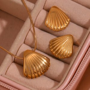 Scallop Pendant Necklace Earring Set